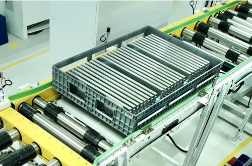 左手訂單右手?jǐn)U產(chǎn) 動(dòng)力電池產(chǎn)業(yè)迎來爆發(fā)式增長，搶人大戰(zhàn)悄然上演